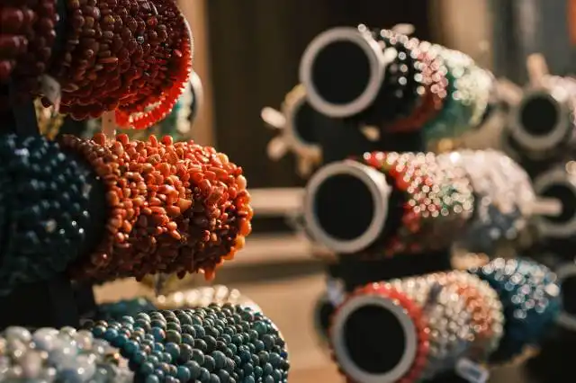 a close up of a bunch of beads
