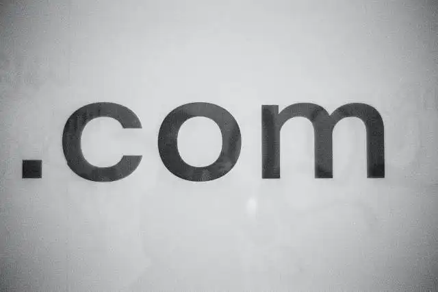 a black and white photo of the word comm