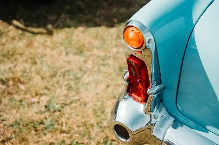 a close up of the tail light of a blue car